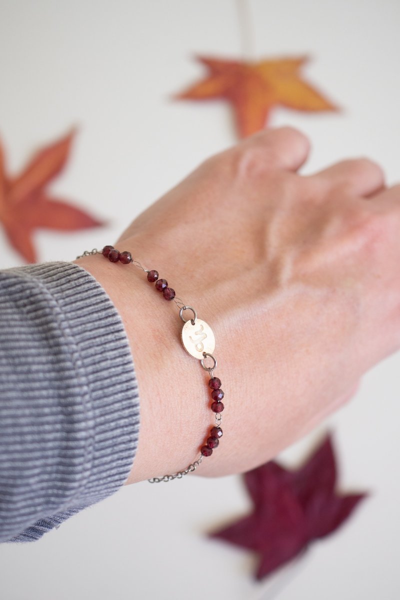 January stone, Capricorn bracelet or necklace, garnet, silver, Christmas gift - สร้อยข้อมือ - เครื่องเพชรพลอย สีดำ