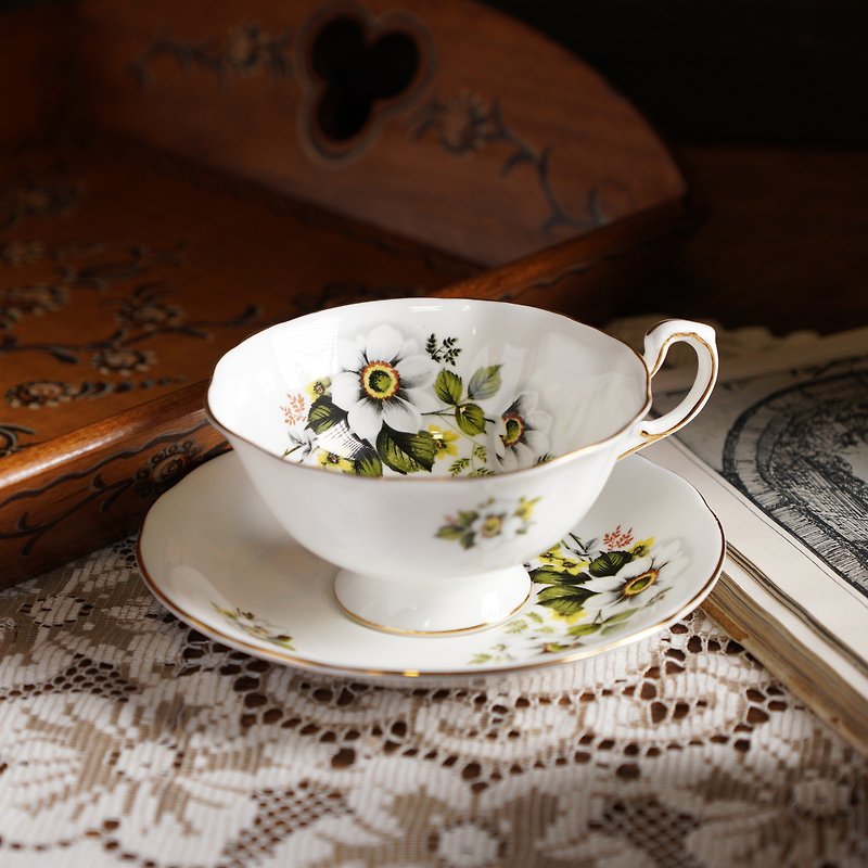 Vintage English fine bone china teacup and saucer made by Paragon - แก้วมัค/แก้วกาแฟ - เครื่องลายคราม หลากหลายสี