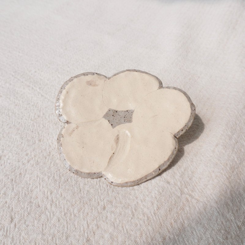 【 Howzzz好事 】花朵手捏小碟 - 擺飾/家飾品 - 陶 白色