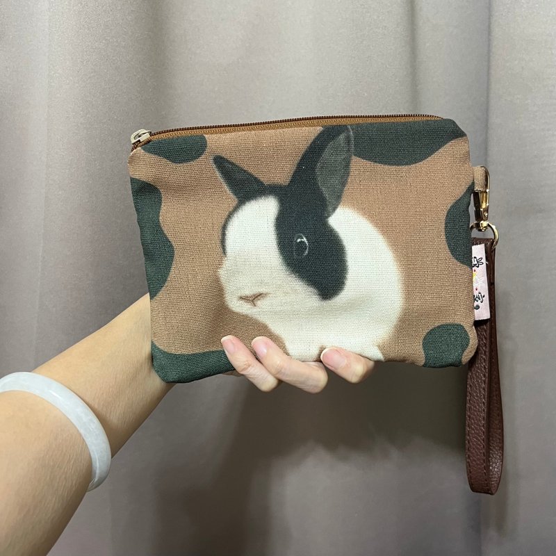 Handmade clutch bag with pet rabbit illustration - Guaiguai version 241229 - กระเป๋าใส่เหรียญ - เส้นใยสังเคราะห์ สีนำ้ตาล