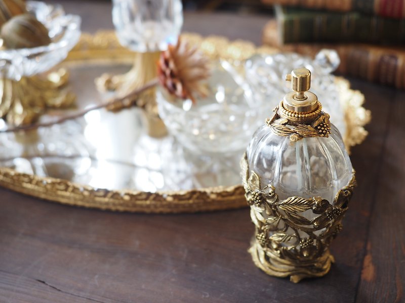 Brass carved perfume bottle (pure ornaments) (JS) - ของวางตกแต่ง - โลหะ สีทอง