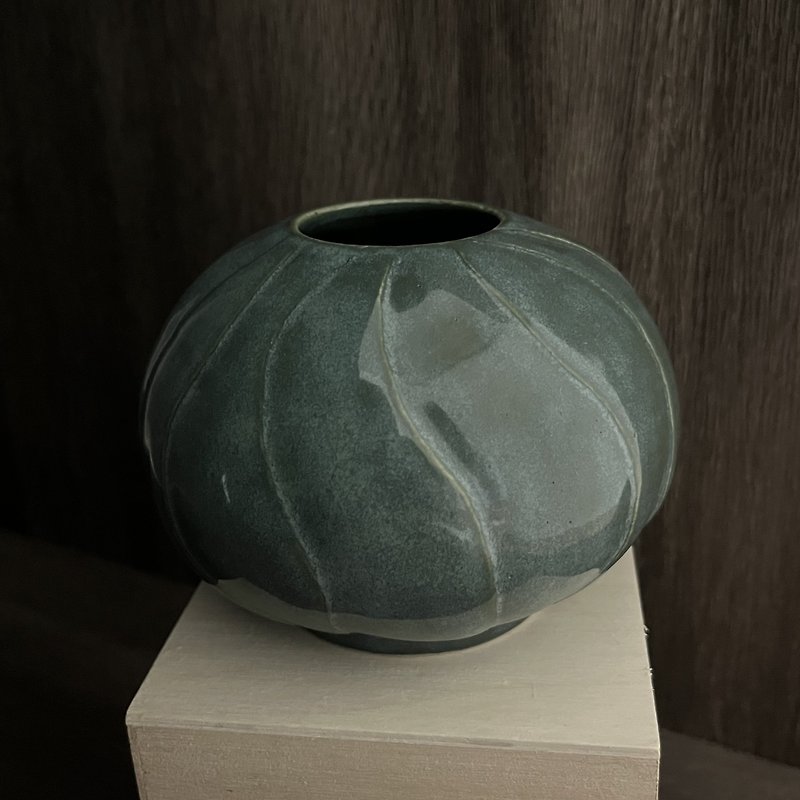 小さな丸い花瓶を渦巻く - 花瓶・植木鉢 - 陶器 グリーン