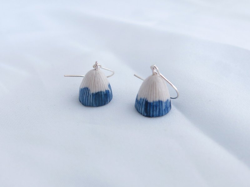 Dans la montagne blue and white porcelain earrings/blue and white porcelain jewelry - ต่างหู - เครื่องลายคราม สีน้ำเงิน