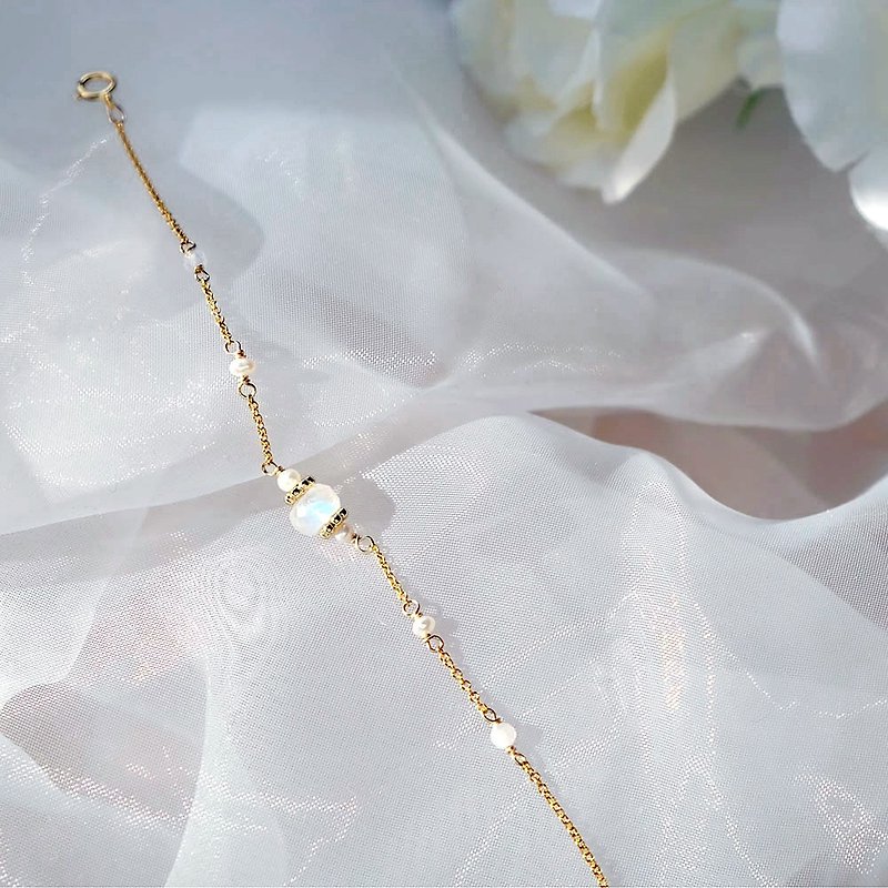 [Christmas Gift Series] Aurora 14K Gold Moonstone Bracelet - สร้อยข้อมือ - เครื่องเพชรพลอย ขาว