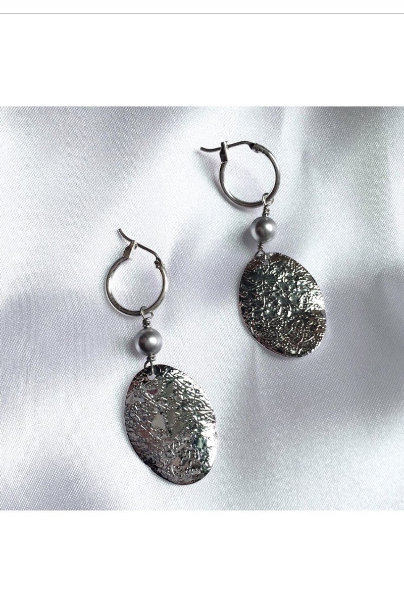 心忱-時髦小姐水晶 - 耳環/耳夾/耳骨夾 - 其他金屬 銀色