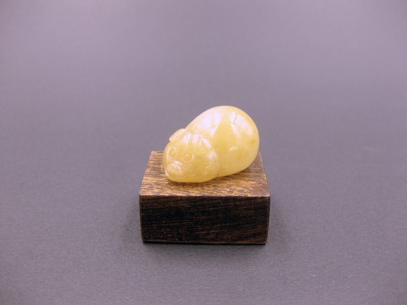 雕件 逗樂動物-天真豬 新疆金絲玉 - 擺飾/家飾品 - 玉石 黃色