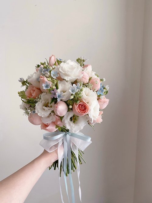 創朔花藝設計空間 【鮮花】粉藍白色玫瑰藍星花典雅球形鮮花捧花