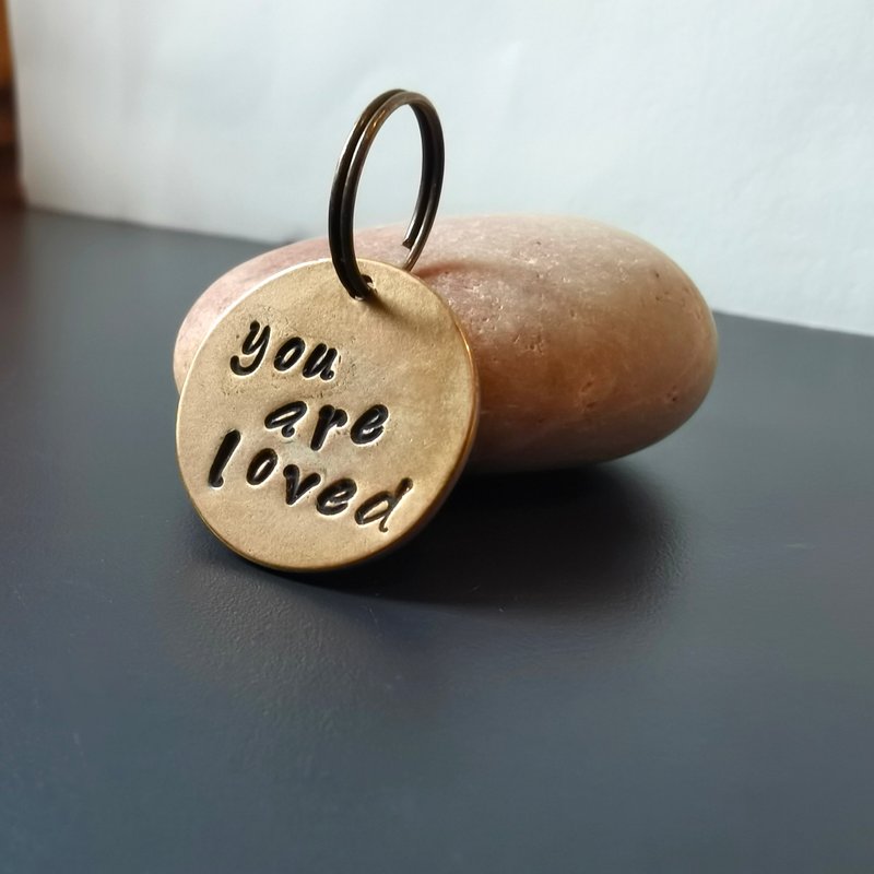 you are loved 19公釐黃銅小圓牌 手工鏨刻口袋護身符 鑰匙扣 - 鑰匙圈/鑰匙包 - 其他金屬 