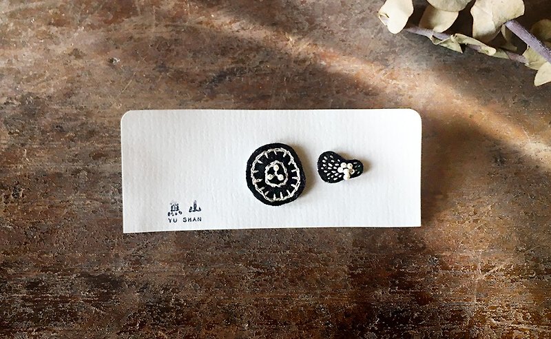 【Black Universe Forest】Embroidered earrings - ต่างหู - ไฟเบอร์อื่นๆ สีดำ