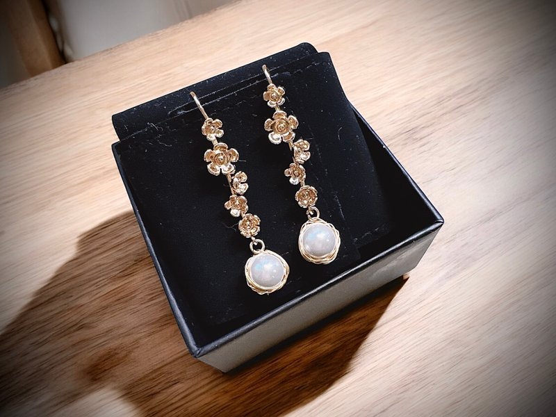 Japanese natural fresh water strong light round small strong light bulb pearl 18k elegant three-dimensional flower earrings - Earrings & Clip-ons - Pearl Gold