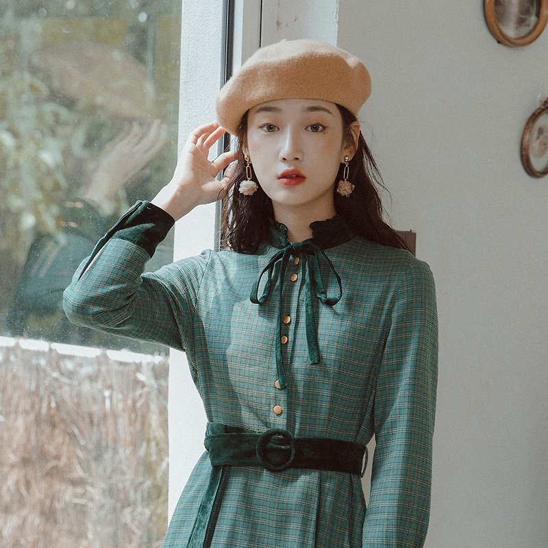 The model in the picture is wearing a khaki adjustable retro elegant Mao Bailey hat - Hats & Caps - Polyester Multicolor