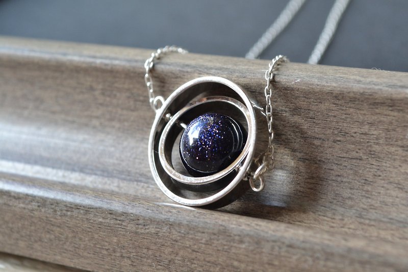 Spinning little planet with Goldstone necklace - สร้อยคอ - คริสตัล สีดำ