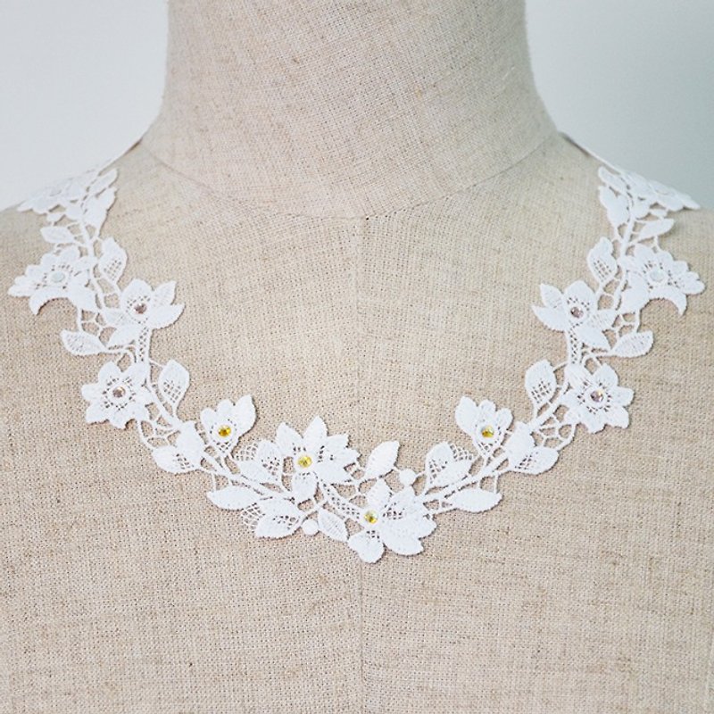 Pinkoi Limited Lucky Bag-Pure White Flower Necklace & Earrings Two-piece Set - สร้อยคอ - งานปัก ขาว
