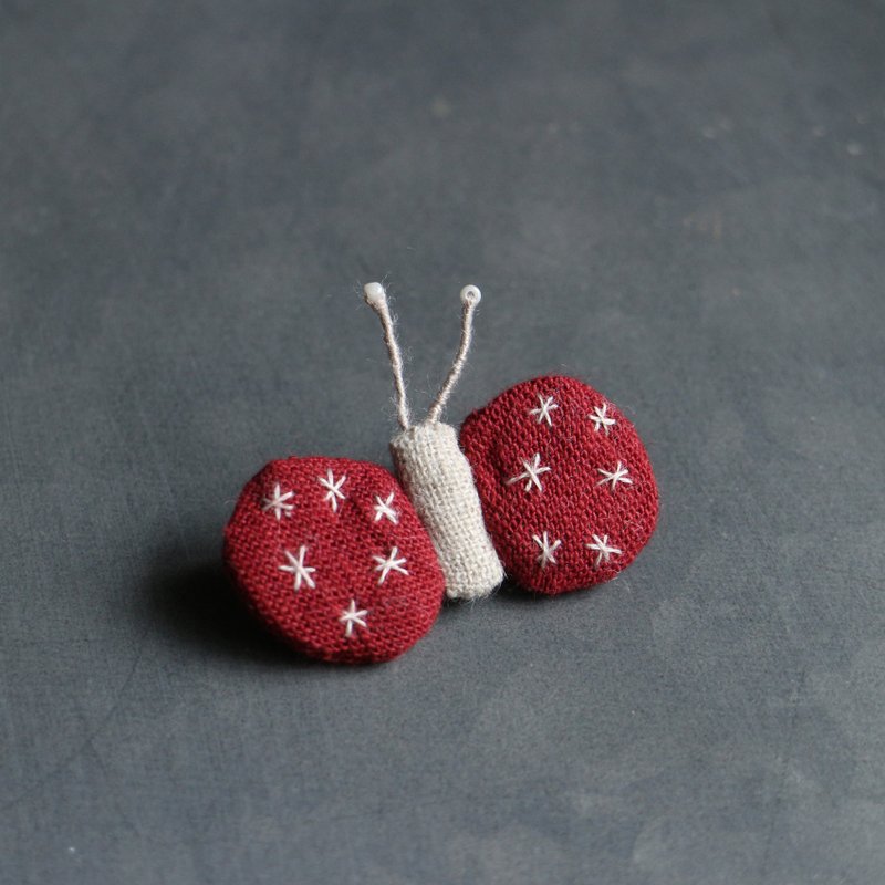 Small butterfly embroidery pin/25 small red butterfly - เข็มกลัด/พิน - งานปัก สีแดง