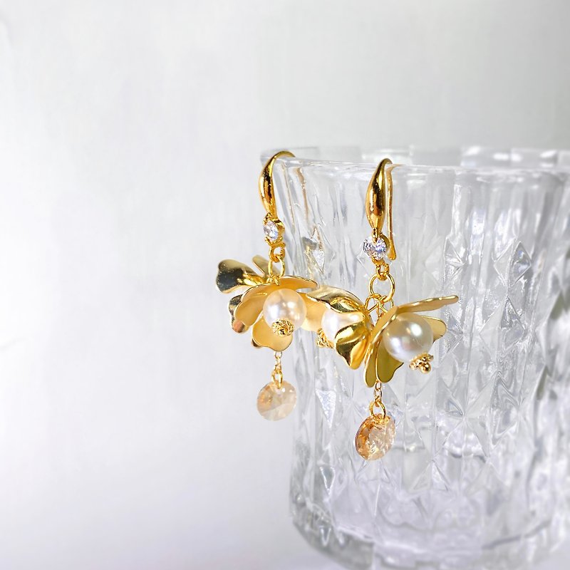 Dumb Gold Pearl Floret | Swarovski Crystal Earrings - ต่างหู - คริสตัล สีทอง