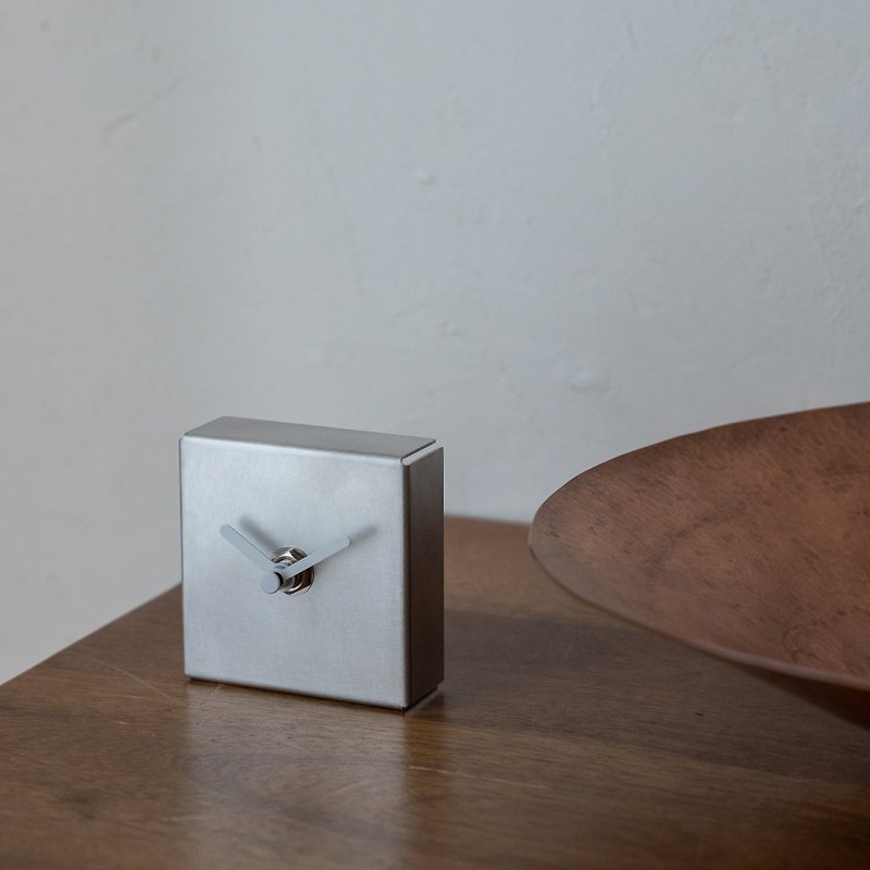 置き時計 スクエア / アルミニウム　ミニマルクロック - 時鐘/鬧鐘 - 其他金屬 銀色