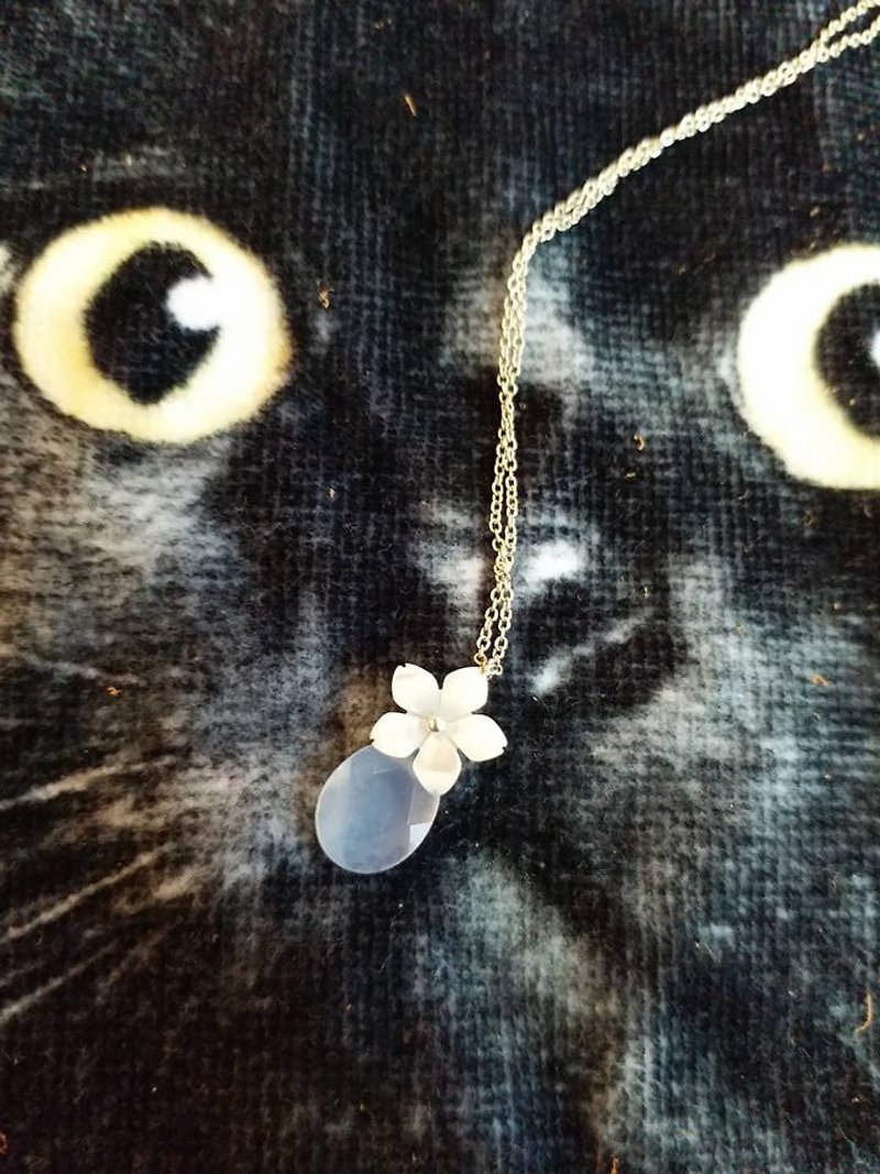 Mother pearl flower, Blue chalcedony 925 silver necklace - สร้อยคอ - เครื่องเพชรพลอย สีน้ำเงิน