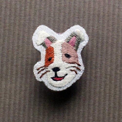 Jyun design studio 刺繡設計工作室 迷你手工刺繡胸針/別針 阿狗一號
