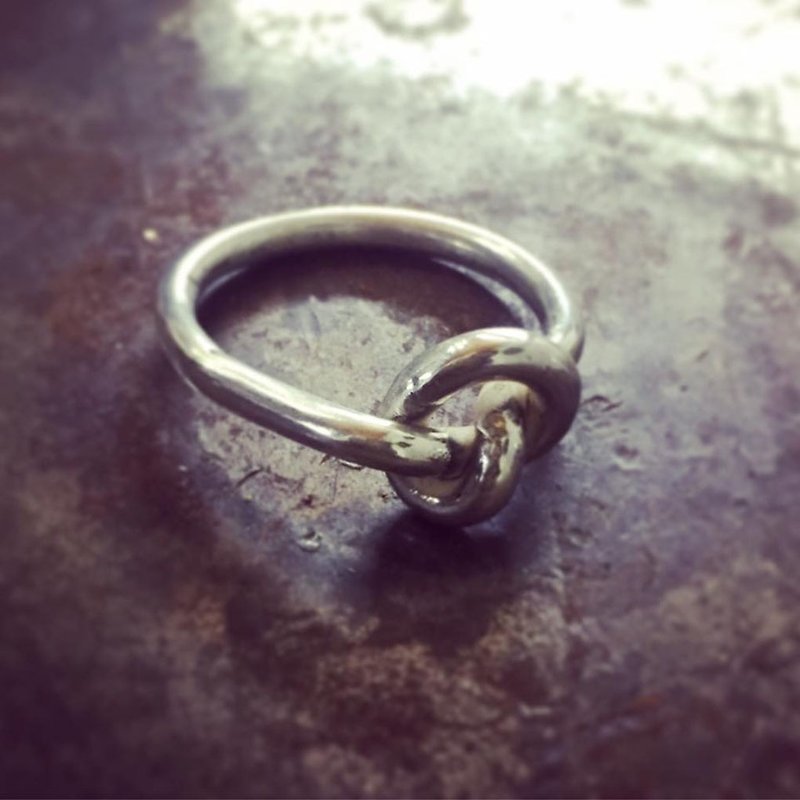 Single rope knot handmade sterling silver ring - แหวนทั่วไป - โลหะ สีเงิน