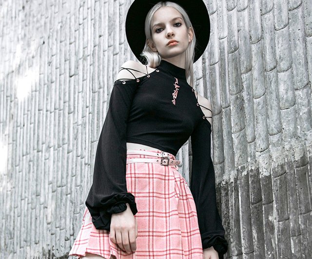 Black pleated skirt with pink hearts sale