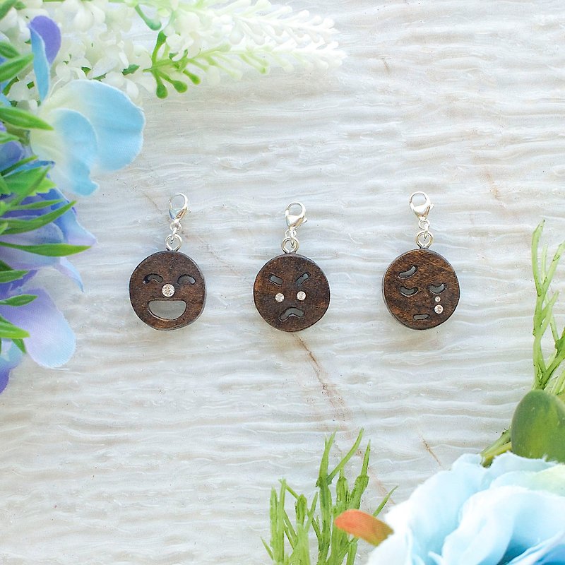 Emoticons wooden charm  Happy / Angry / Cry - พวงกุญแจ - ไม้ สีนำ้ตาล