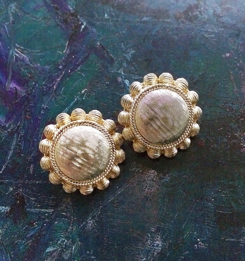 Vintage Jewelry 西洋古董飾品 刷紋金屬 圓型花 夾式耳環 - 耳環/耳夾/耳骨夾 - 其他金屬 金色