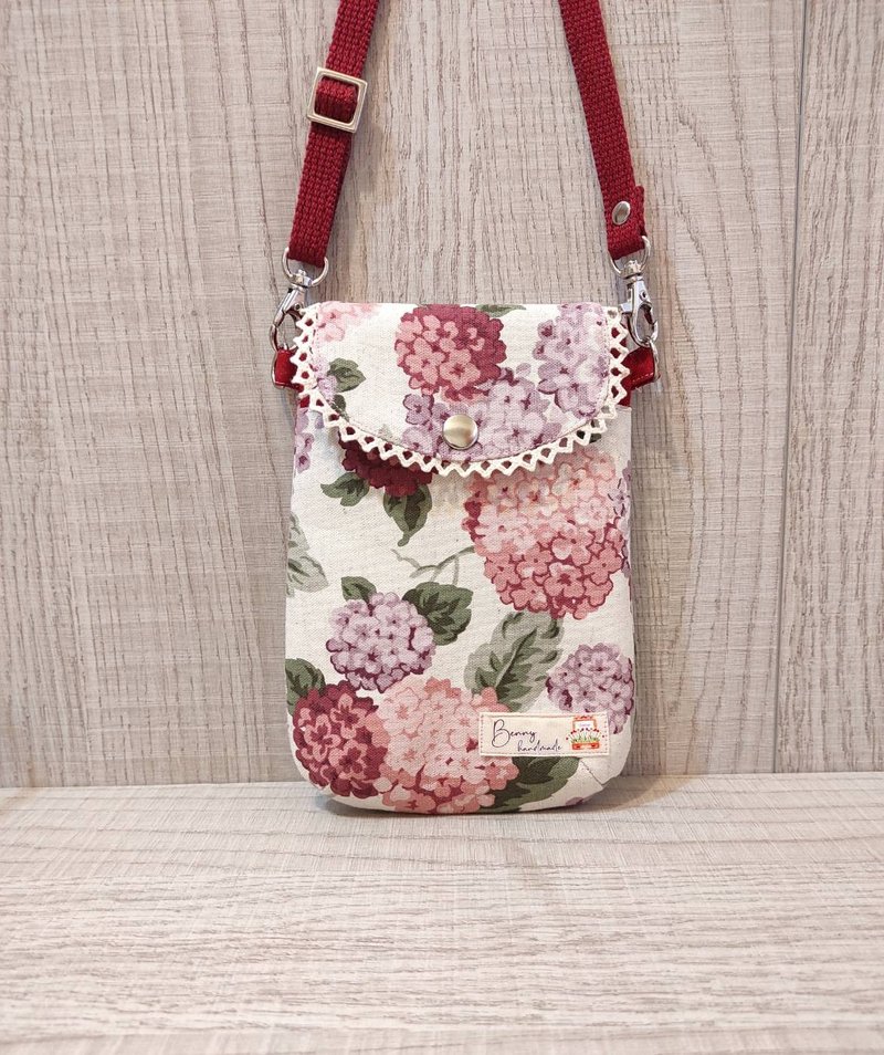 Mobile phone bag-Dream hydrangea color carmine red - กระเป๋าแมสเซนเจอร์ - ผ้าฝ้าย/ผ้าลินิน 