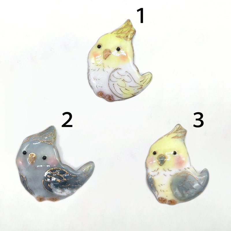 ぽっちゃりオカメインコの七宝焼ピンブローチ - 徽章/別針 - 其他金屬 白色
