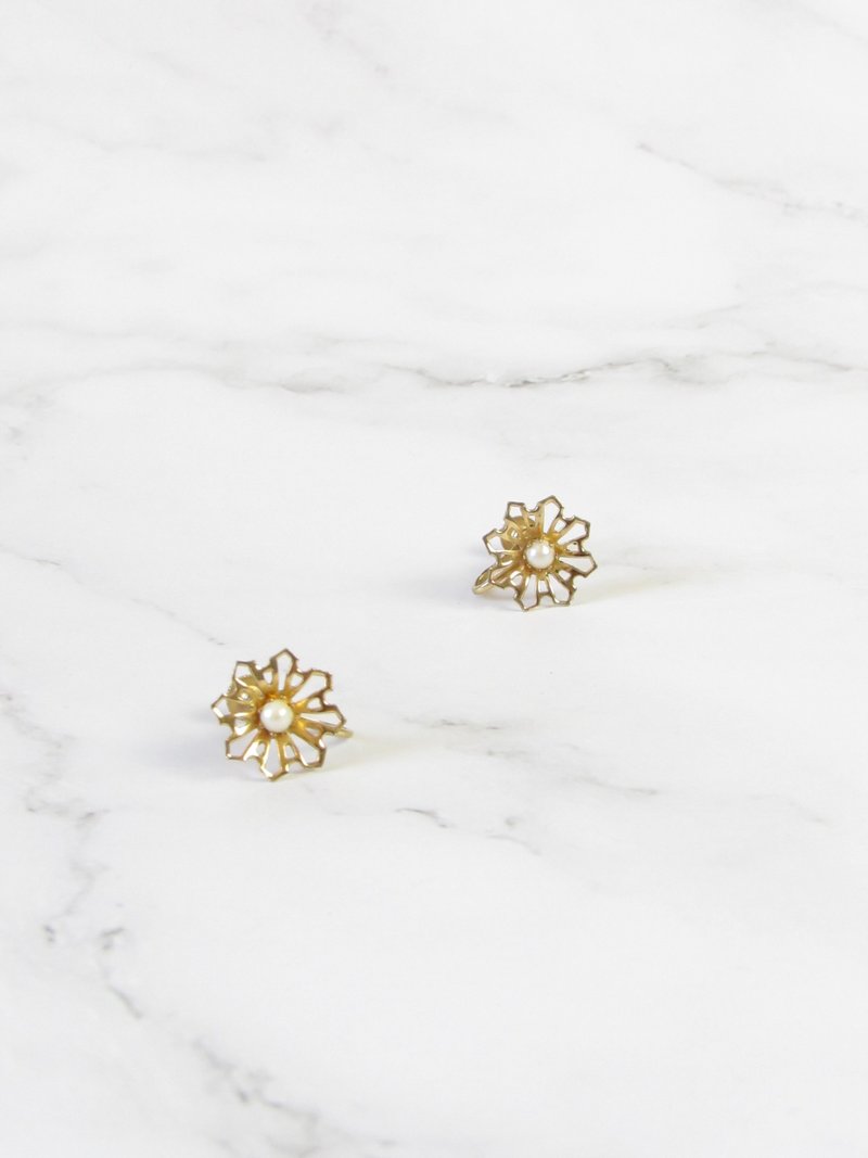 Vintage Daisy Pearl Gold Toned Earrings - 耳環/耳夾/耳骨夾 - 貴金屬 金色