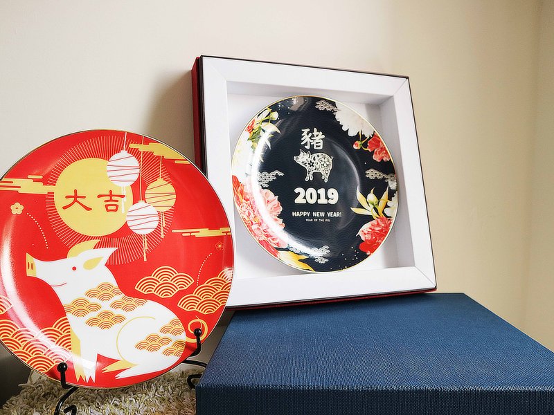 豬事富貴大吉8吋雙骨瓷盤組 高貴新年賀禮 附盤架精緻禮盒手提袋 - 擺飾/家飾品 - 瓷 多色