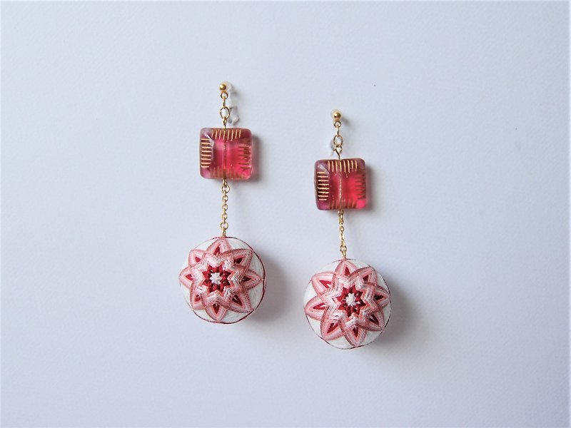 tachibanaya Retro flower Japanese TEMARI earrings metal Allergy-free Red - Earrings & Clip-ons - Thread Red