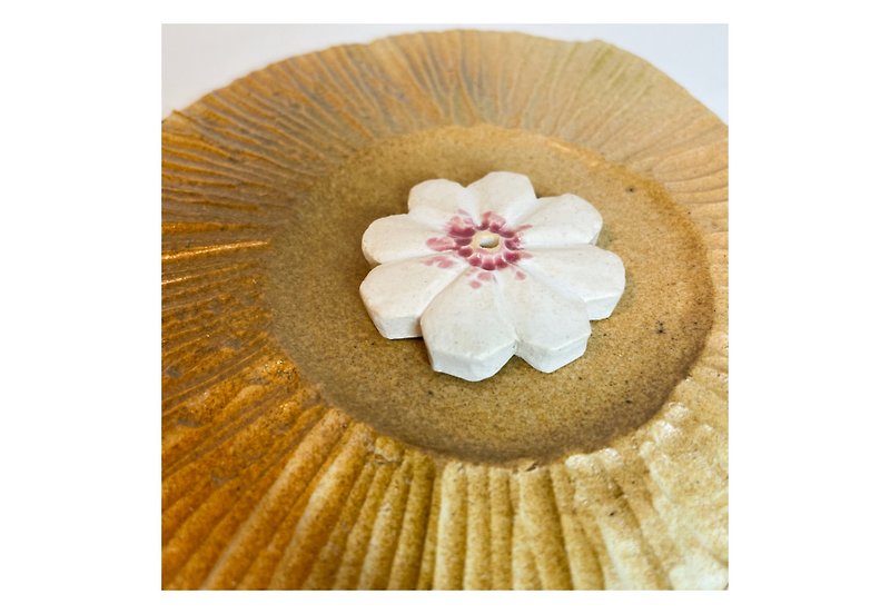 Incense seat [simple white flower] - Fragrances - Pottery White