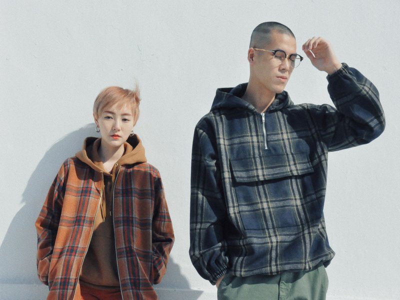 格紋毛料連帽上衣-大地 WOOLEN PULLOVER HOOD IN EARTH CHECK - 女上衣/長袖上衣 - 聚酯纖維 