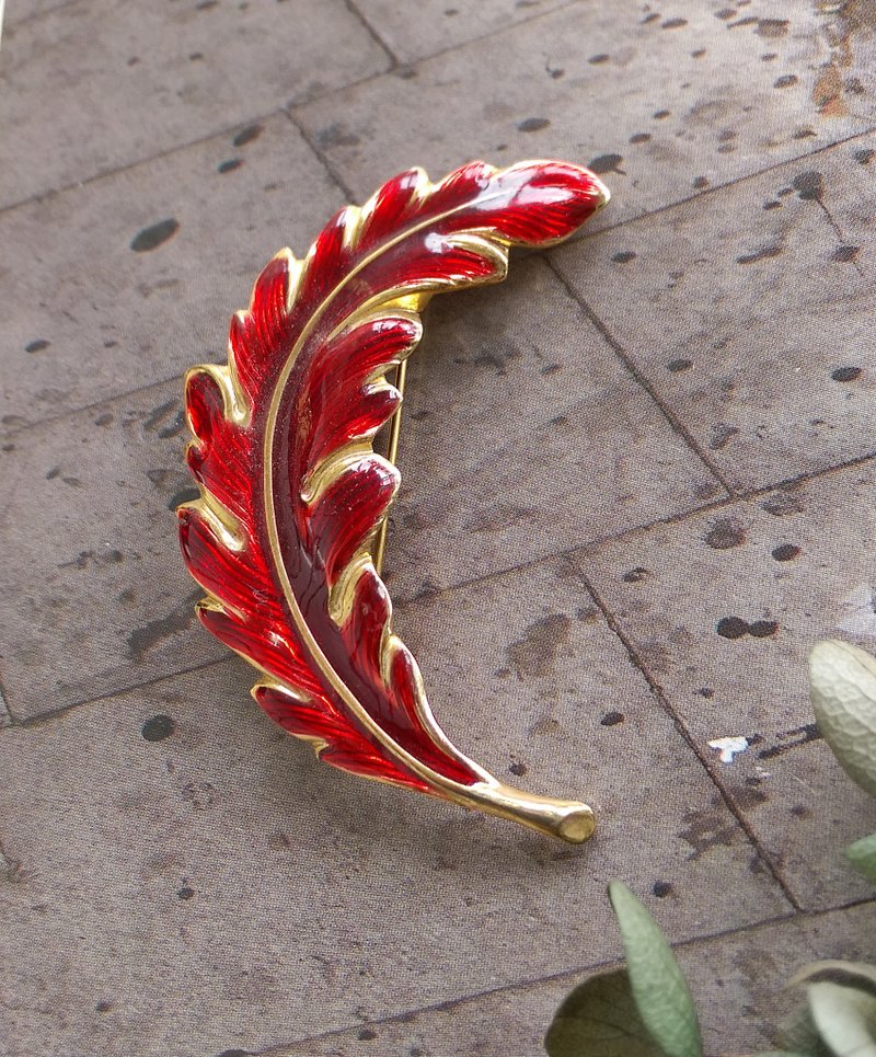 【西洋古董飾品】一抹葉子 紅琺瑯  別針 - 徽章/別針 - 其他金屬 金色