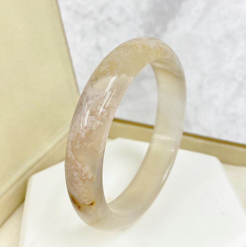 Edith & Jaz • Cherry Blossom Agate Bangle Ø53mm (D) - สร้อยข้อมือ - เครื่องเพชรพลอย ขาว