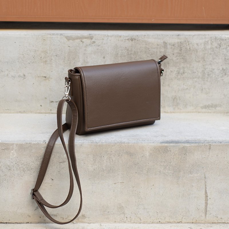 Flip zipper side backpack- Brown - กระเป๋าแมสเซนเจอร์ - หนังเทียม สีนำ้ตาล