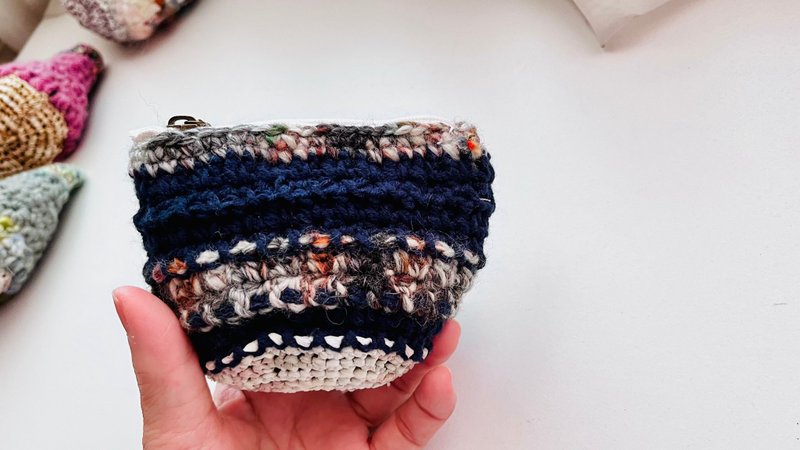 Warm winter hand hook stitching color small storage coin purse/dark blue - กระเป๋าเครื่องสำอาง - วัสดุอื่นๆ หลากหลายสี