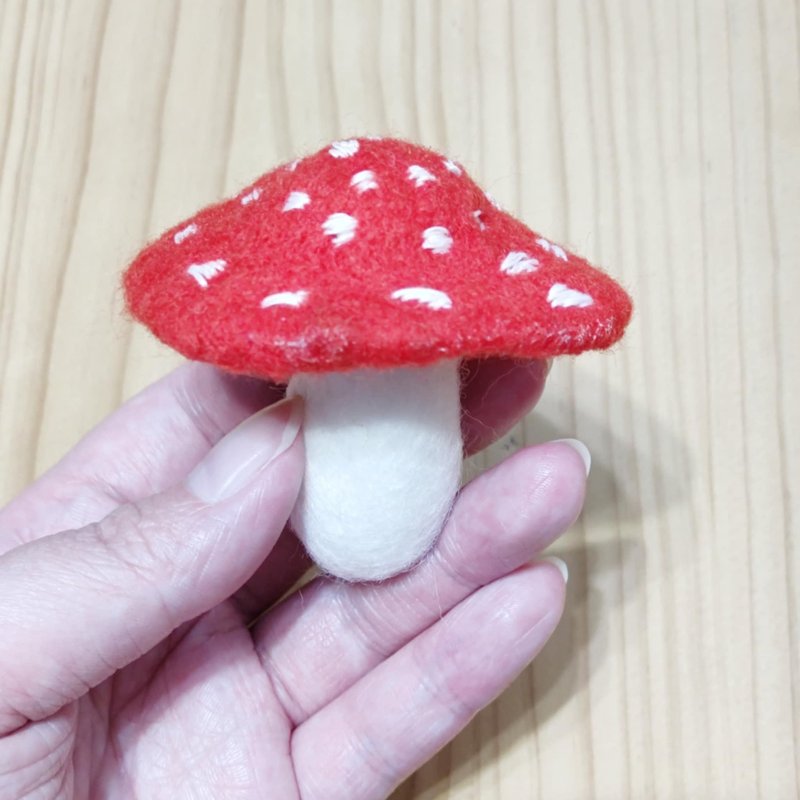 紅色蘑菇 -羊毛氈 鑰匙圈、吊飾、擺飾 - 鑰匙圈/鑰匙包 - 羊毛 紅色