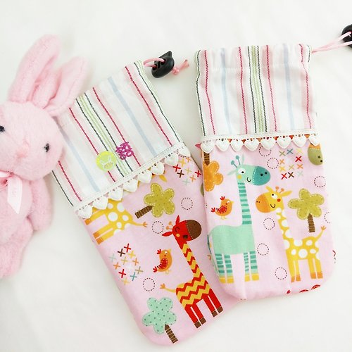 QQ rabbit 手工嬰幼兒精品 彌月禮盒 免費繡名字。歡樂長頸鹿。束口食物剪刀餐具袋