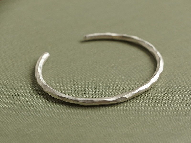 Rock C-shaped bracelet 3mm forged sterling silver bracelet - Bracelets - Silver Silver