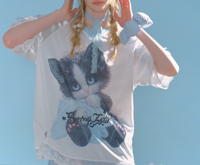 ziziFei｜猫プリント×レース裾 VネックスポーティーT（ホワイト） ziziFei｜猫プリント×レース裾 VネックスポーティーT（ホワイト