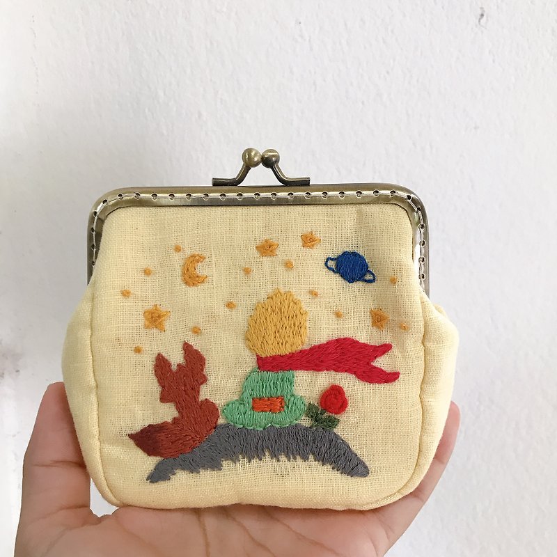 Hand embroidery Little Prince coin pouch - 散紙包 - 棉．麻 黃色