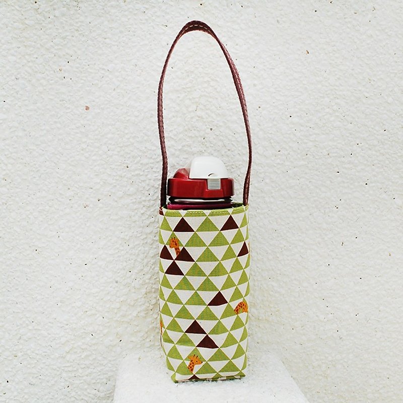 Triangle Giraffe_Green Water Bottle Bag - ถุงใส่กระติกนำ้ - ผ้าฝ้าย/ผ้าลินิน สีเขียว