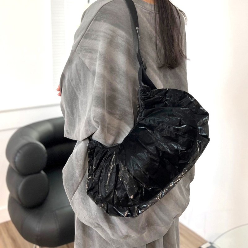 Miyansol韓國皺皺水餃包-神秘黑 輕量防潑水 斜背肩背包 大容量 - 側背包/斜背包 - 紙 黑色