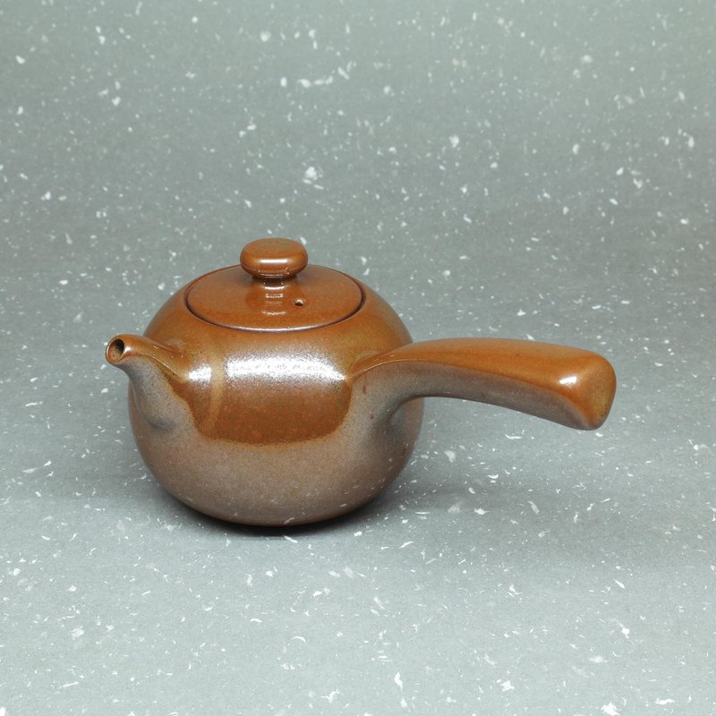 Hidden Gold Glaze Curved Spout Round Body Side-Handle Teapot Handmade Pottery Tea Ceremony Utensil - Teapots & Teacups - Pottery Brown