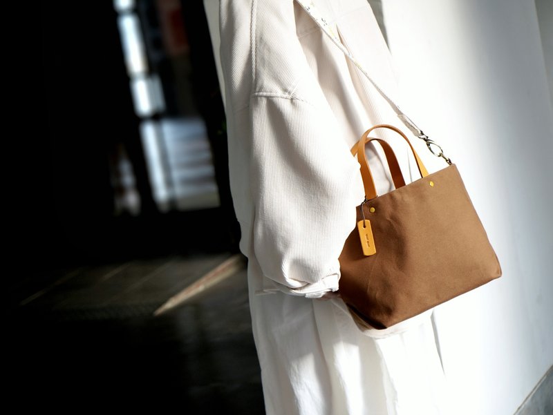 Leather Handle Bag (Medium) - กระเป๋าถือ - ผ้าฝ้าย/ผ้าลินิน สีกากี