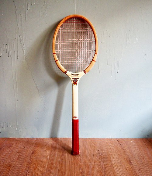 イギリスの木製の白いアンティークテニスラケット1960年代