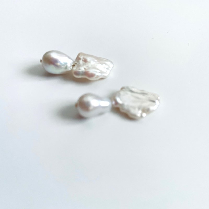 Keshipearl and mini baroquepearl earrings - ต่างหู - ไข่มุก ขาว