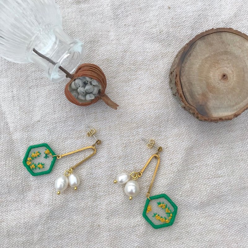 手作刺繡//金合歡花窗珍珠曲線耳環//可改夾式 - 耳環/耳夾/耳骨夾 - 繡線 綠色