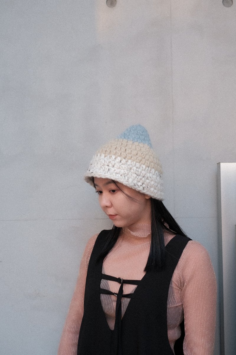 Braided mound hat with gradient colors in three colors - หมวก - ขนแกะ 